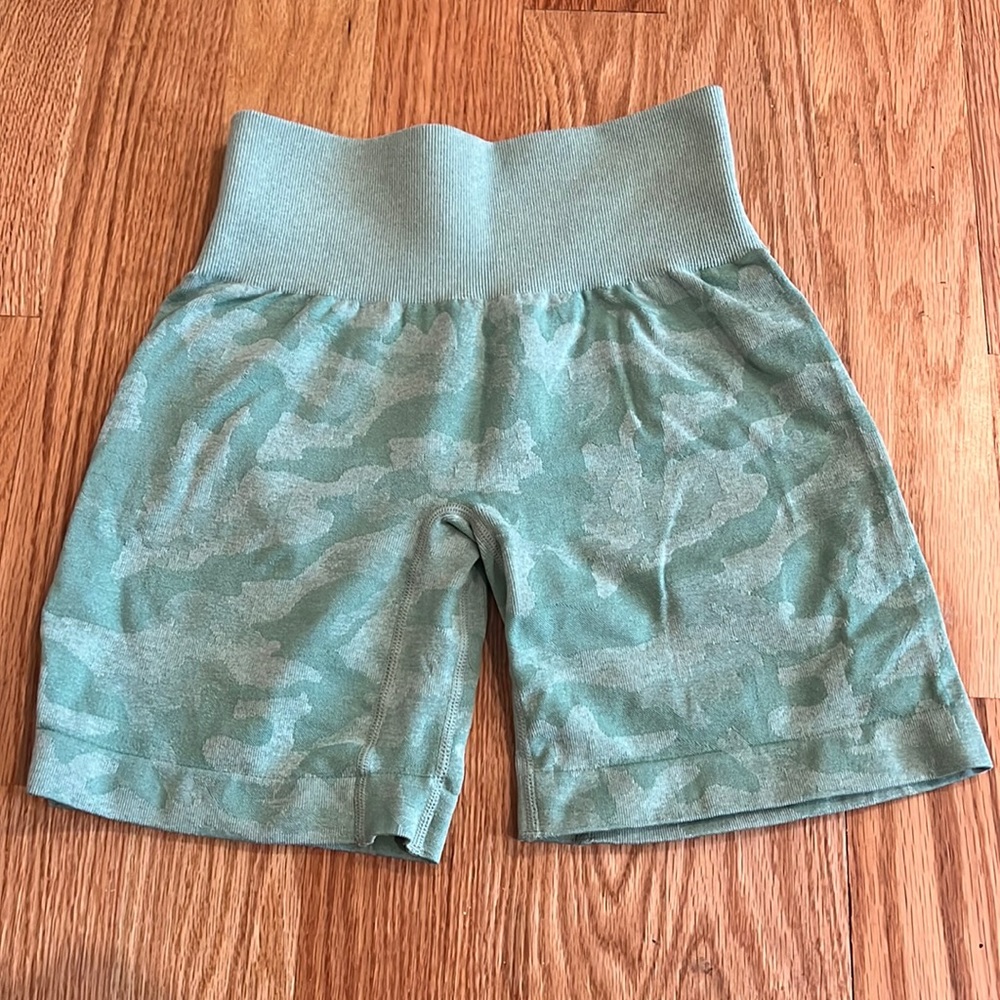 NVGTN camo shorts green size small.